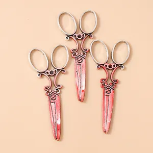 Set mit blutverschmierten Vintage-Silberlegierung-Scherenanhängern für Halloween-Schmuck