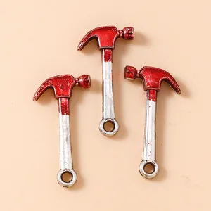 Detailansicht blutiger Mini-Metall-Hammeranhänger für DIY-Halloween-Schmuckprojekte