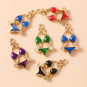 Λεπτομερής προβολή από χρωματιστά bikini charms με χρυσό πλαίσιο και φιόγκους