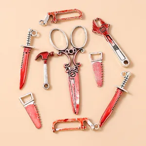 Detailansicht der blutigen Mini-Werkzeuganhänger für Halloween-Ohrringe und Schmuck
