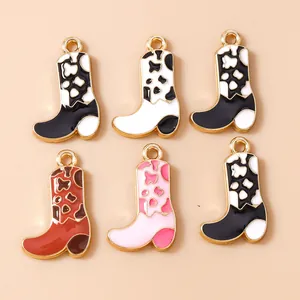 Λεπτομερής όψη από κρεμαστά μποτάκια cowboy με cow print για χειροποίητα κοσμήματα
