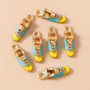 Κοντινό πλάνο με 6 μπλε και κίτρινα σμάλτινα charms παπούτσια με χρυσό φινίρισμα για κοσμήματα