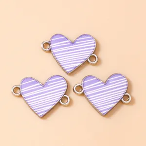 Vista macro di connettori a cuore a strisce viola con due asole per gioielli fai-da-te