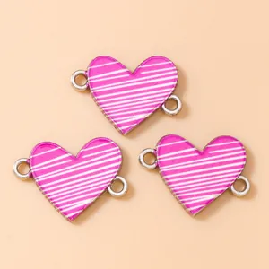 Set di ciondoli a forma di cuore a righe in smalto per la creazione di gioielli fai da te