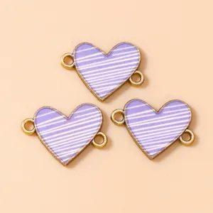 Dettaglio di ciondoli a cuore smaltati a righe viola con doppi anelli per gioielli DIY
