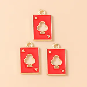 Drie rode Klaveren Aas hangers van goudkleurige legering voor DIY-sieraden maken