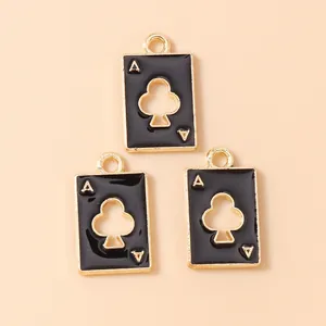 Detailweergave van drie zwarte emaille klaverenaas hangers met gouden metalen frames