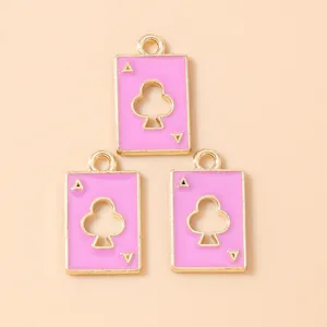 Gedetailleerde weergave van drie roze klaveren aas bedeltjes met gouden afwerking