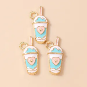 Détail de breloques tasse à thé au lait et cœur en vert et rose pour bijoux DIY