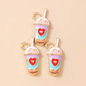 Vue macro de pendentifs en alliage de thé aux perles colorés avec détails en émail DIY