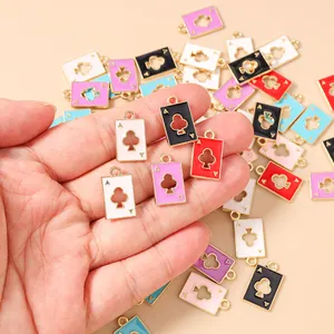 Detail van kleurrijke emaille Klaveren Aas bedeltjes voor het maken van DIY-sieraden