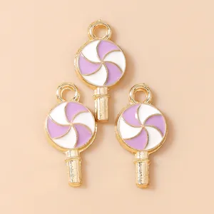 Vue détaillée de trois breloques sucettes en émail violet et blanc pour la création de bijoux