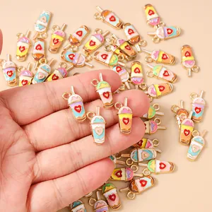 Détails de breloques colorées en forme de thé au lait avec cœurs pour création de bijoux