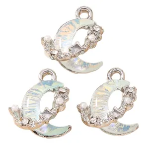 Tre ciondoli iridescenti a stella e luna con perle e cristalli su base argento