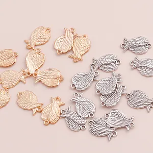Detailansicht von gold- und silbernen Flügel-Verbindern aus Legierung für DIY-Schmuck