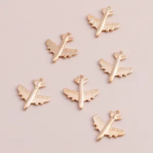 Set de seis colgantes de avión chapados en oro para bisutería DIY y collares hechos