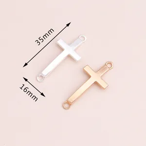 Dettaglio dei ciondoli a croce in metallo curvo 35x16mm con misure per gioielli DIY