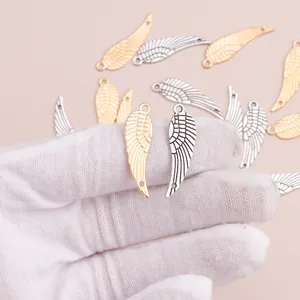 Gouden en zilveren engelenvleugel hangers met veertextuur voor DIY sieraden maken