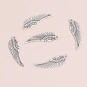 Set van vijf zilveren engelenvleugel hangers met veertextuur voor DIY sieraden maken