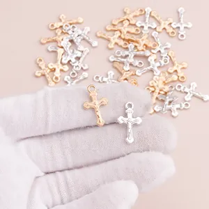 Set di 30 ciondoli a croce crocifisso di Gesù in oro e argento per gioielli fai da te