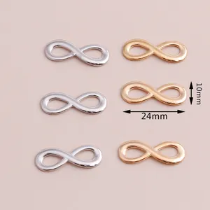 Detailansicht der Infinity-Anhänger in Silber und Gold, Größe 24mm mal 10mm
