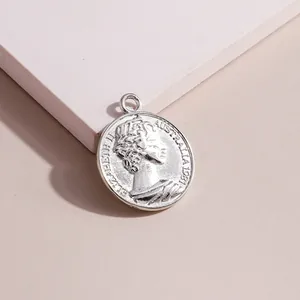 Dettaglio del ciondolo a moneta romana antica in argento con rilievo della regina