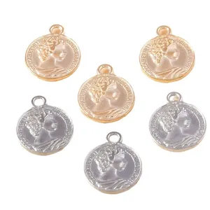 Ciondoli a moneta romana vintage in oro e argento con profilo di Elisabetta II a rilievo