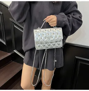 Détail du mini sac matelassé argenté avec motif étoile, chaîne en métal et clous étoiles