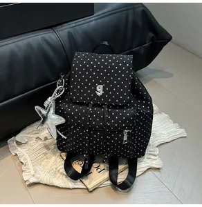 Details des schwarzen Segeltuch Rucksacks mit Sternprint und silbernem Sternanhänger