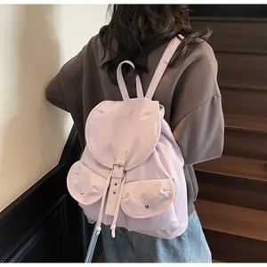 Photo de style de vie du sac à dos vintage lavande avec poches avant sur mannequin