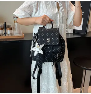 Detailansicht eines Mini-Stern-Rucksacks mit G-Logo-Klappe und silbernem Stern-Anhänger