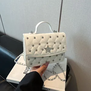 Mini Sac Bandoulière Matelassé pour Femmes Avec Décor Étoile en Strass Rivet Cuir PU Chaîne Sac à Main Élégant Petit Sac Carré