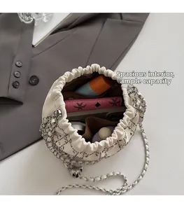 Vista interna del bolso cubo de pedrería crema con gran capacidad para objetos diarios