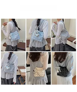 Collage de cuatro bolsos de mezclilla con colgantes de corazón y lazos de perlas