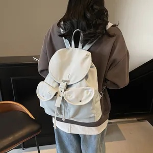 Sac à dos vintage beige minimaliste avec deux poches frontales et fermeture à boucle