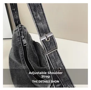 Détail de la bandoulière réglable en denim avec boucle métallique argentée sur le sac
