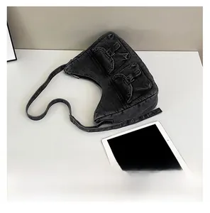Détail du sac fourre-tout en jean avec poches cargo comparé à la taille d'un iPad