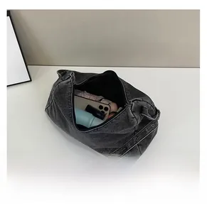 Vue intérieure montrant la grande capacité du sac cabas en denim gris pour le quotidien