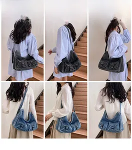 Vues détaillées du sac hobo en denim avec poches cargo et bandoulière réglable pratique