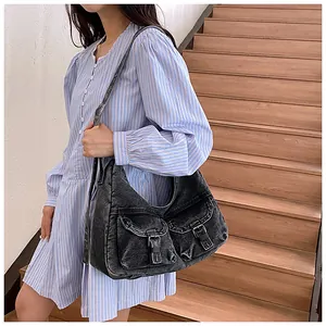 Détail du sac cabas en jean gris vintage avec poches cargo et boucles en métal