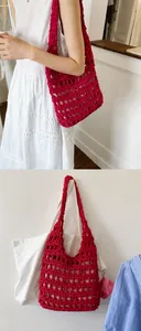 Détail du sac de plage crochet rose rouge montrant le tissage en maille ajourée