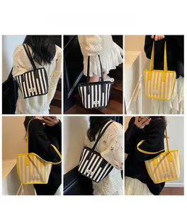 Détails de sac cabas en toile rayée montrant les finitions et la texture du tissu