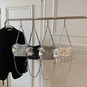 Bolsos bombonera de strass acolchados con dijes de corazón y cadenas en cuatro colores