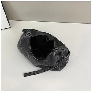Vue de dessus du grand sac fourre-tout en denim noir lavé avec intérieur spacieux et poche