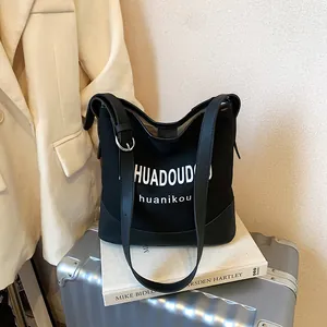 Sac seau en toile noire avec lanières en cuir et logo pour la mode d'été