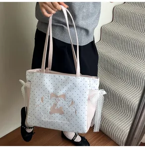 Détail du ruban rose et de la broderie lapin sur le sac cabas à pois pour femme