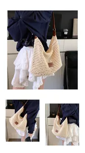 Dettaglio della borsa a spalla in paglia intrecciata beige con tracolla in cuoio