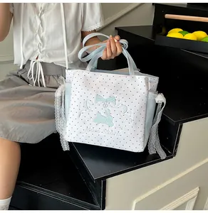 Détail de la broderie lapin bleu et dentelle sur le sac cabas à pois blancs et noirs
