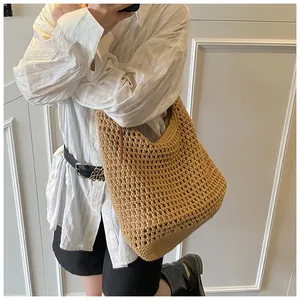 Dettaglio della borsa hobo in paglia intrecciata a mano con trama a rete vuota