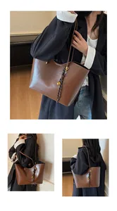 Nahaufnahme der braunen Vintage-Leder-Tote mit goldenem Ring und geflochtener Quaste